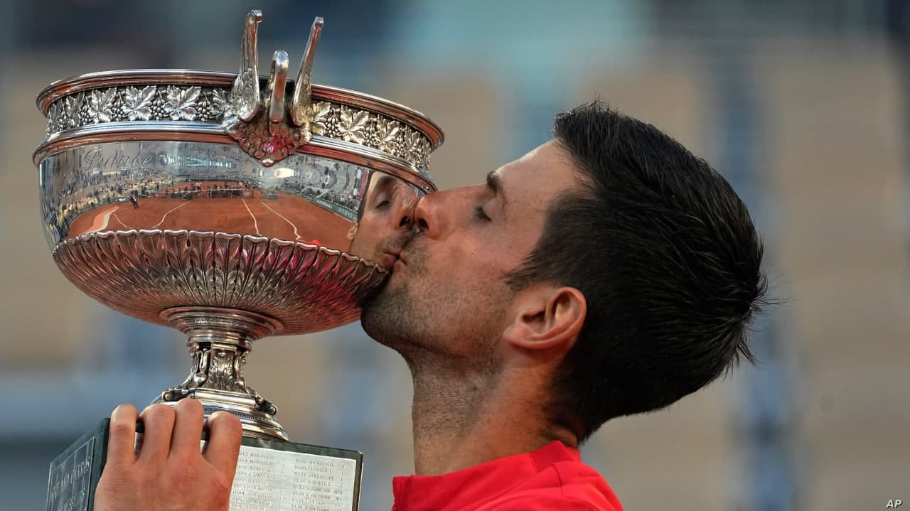 Serbiyalik Novak Jokovich Rolan Garros tennis bo‘yicha Fransiya ochiq turnirining final uchrashuvida gretsiyalik Stefanos Sitsipasni mag‘lubiyatga uchratib, kubokka ega chiqdi.