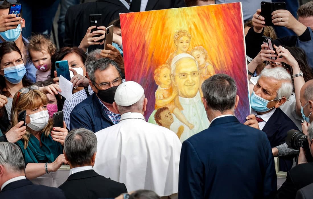 Vatikanda Rim Papasi Fransiskka uning bolalar bilan birga turgan portreti ko‘rsatilmoqda.