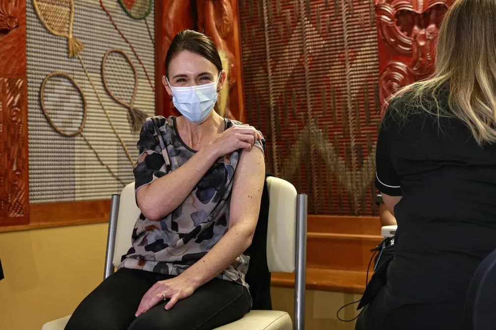 Yangi Zelandiya bosh vaziri Jasinda Ardern Manurevadagi emlash markazida Pfizer vaksinasi bilan emlandi.