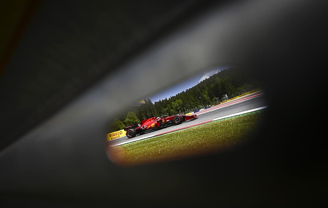 Австрияда бўлиб ўтган «Формула-1» Гран-присининг биринчи машғулотларида қатнашаётган болид.