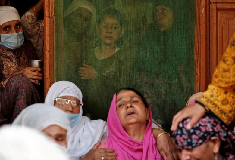 Kashmirda jangarilar hujumi natijasida o‘ldirilgan hind politsiyachisi Vosim Ahmadning jasadini kutayotgan ayollar.
