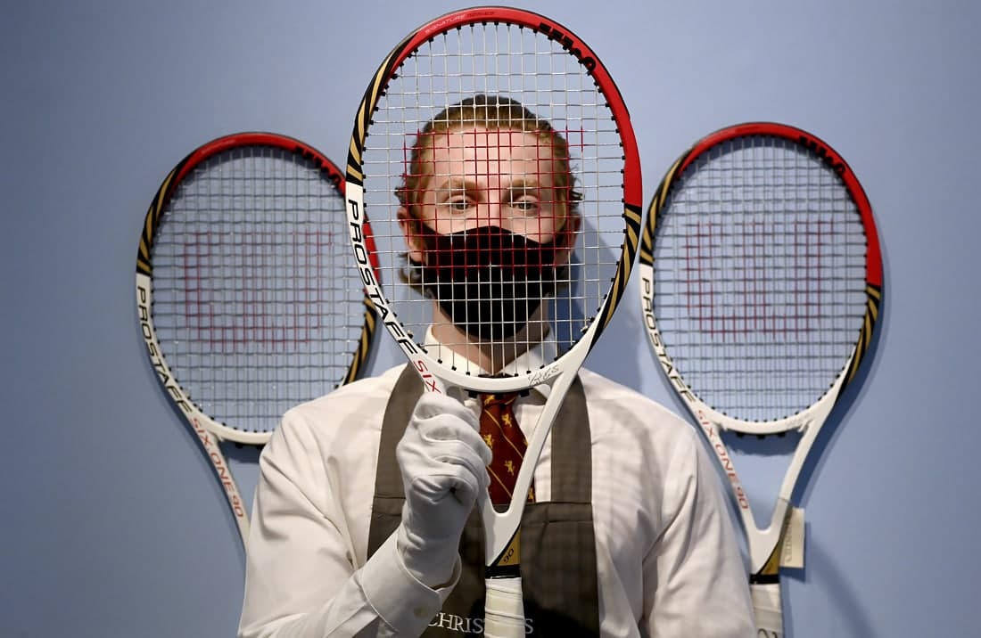 Лондондаги Christie’s кимошди савдосига қўйилган Рожер Федерернинг теннис жиҳозлари намойиш этилмоқда.