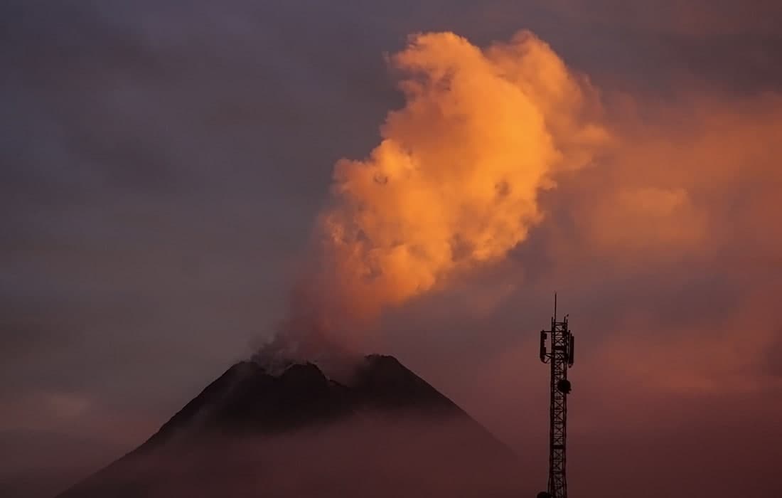 Индонезиядаги Мерапи тоғида вулқон отилиши давом этмоқда. Вулқон отилиши апрель ойида бошланган.