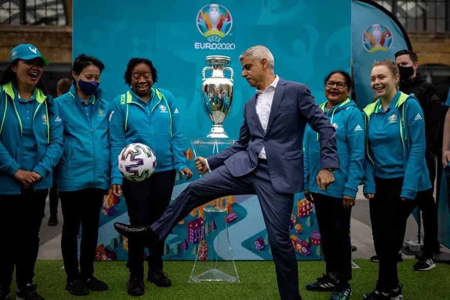 Лондон мэри Содиқ Хон Евро—2020 футбол мусобақаси бошланишидан 1 ҳафта олдин мусобақанинг расмий тўпини ўйнамоқда.