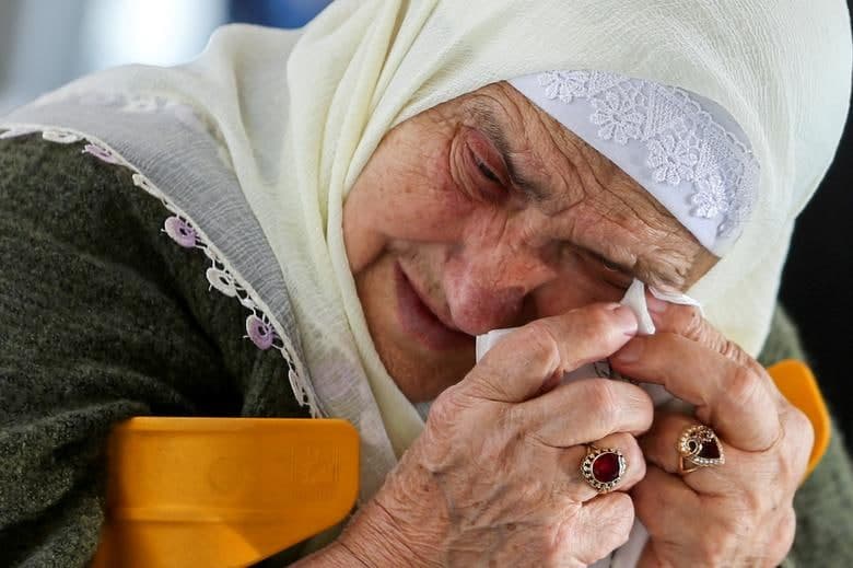 Босния ва Герцеговинанинг Сребреница-Потокари геноциди учун ташкил қилинган ёдгорлик марказида йиғлаб турган мусулмон аёл.