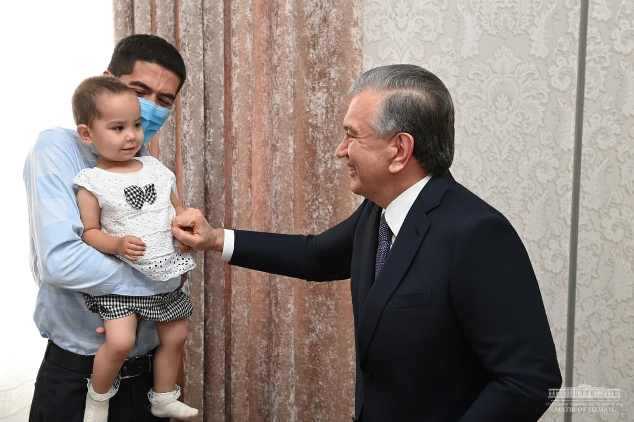 Prezident Shavkat Mirziyoyev Surxondaryoga tashrifi davomida Termizdagi yangi qurilgan uyga ko‘chib o‘tgan oila mehmoni bo‘ldi.