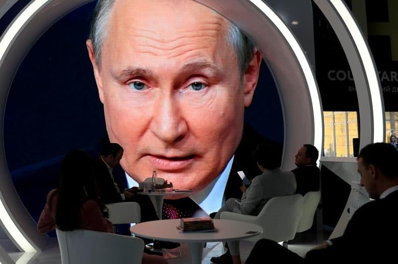 Sankt-Peterburg Xalqaro iqtisodiy forumi ishtirokchilari Rossiya prezidenti Vladimir Putin nutqini tinglayapti.