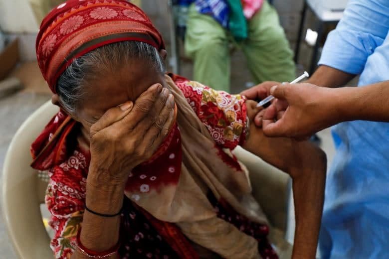 71 yoshli Basanti ismli ayol Pokistonning Karachi shahridagi emlash markazida koronavirusga qarshi vaksina olmoqda.