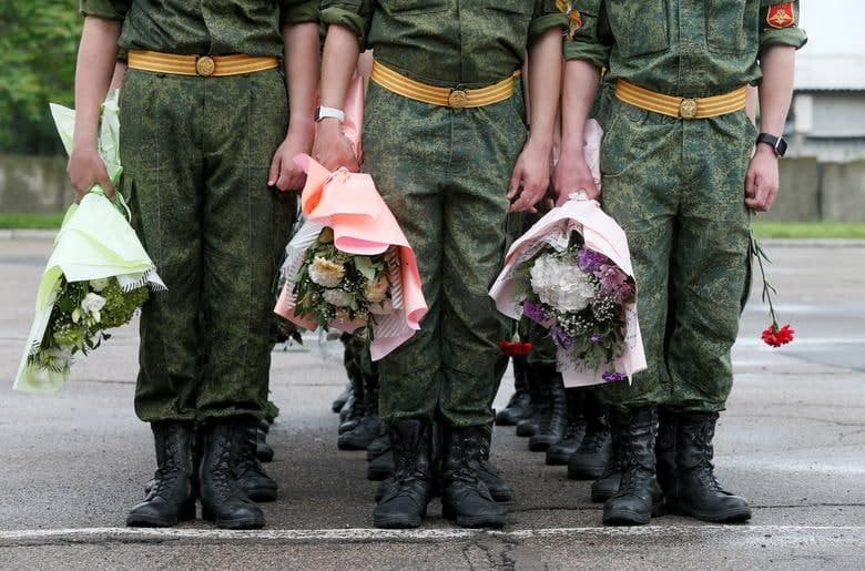 Ukrainaning isyonchilar nazorati ostidagi Donetsk shahridagi bitiruv marosimida gul ushlab turgan harbiy akademiya kursantlari.