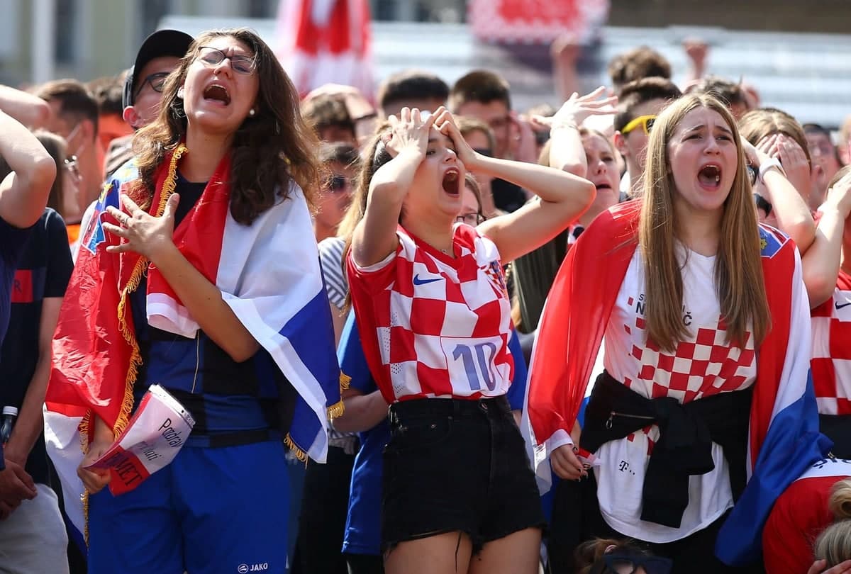 Xorvatiya futbol ishqibozlari Yevro—2020 musobaqasining D guruhidagi Angliya—Xorvatiya uchrashuvida urilgan birinchi golga munosabat bildirmoqda.