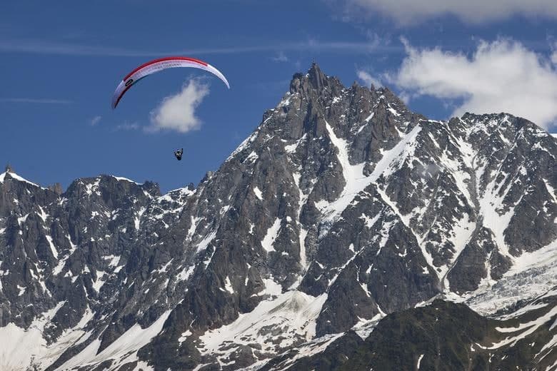 Shveysariyalik Kristian Chriegel Red Bull X-Alps tog‘ poygalari vaqtida Zalsburg yaqinidagi Blans tog‘idan parashyutda sakradi.