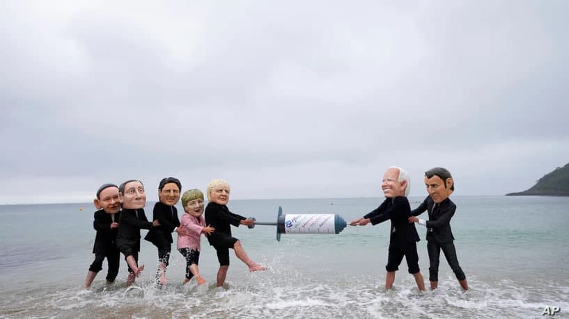Корнуолл шаҳридаги Сванпул пляжида G7 гуруҳига кирган давлат раҳбарлари кўринишидаги ниқобларни кийиб олган экофаоллари вакцина шприсини талашмоқда.