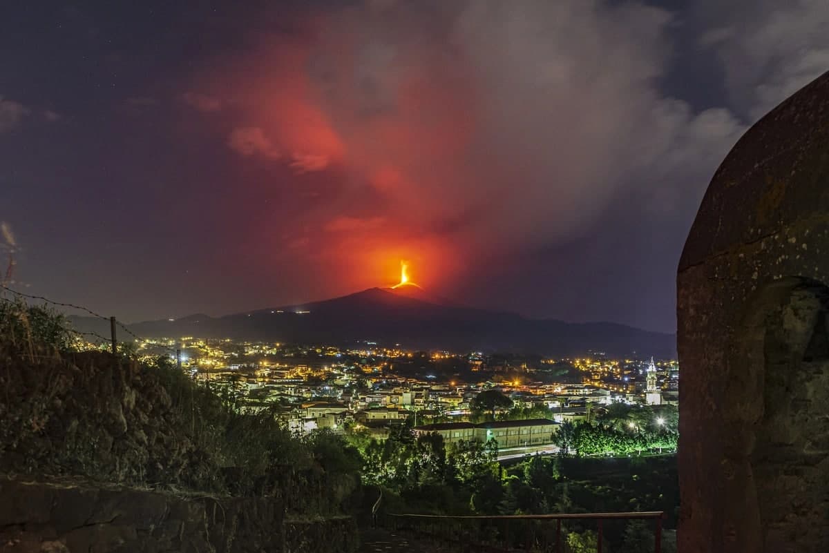 Италиядаги Европанинг энг йирик фаол вулқони – Этнадан лава отилиб чиқмоқда.