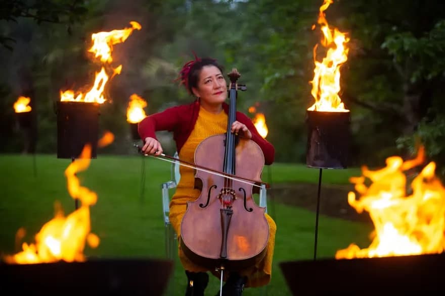 Su-a Li Edinburgdagi Qirollik botanika bog‘ida violonchel chalmoqda. Edinburg musiqa xalqaro festivali bu yil ochiq havoda o‘tkazilmoqda.