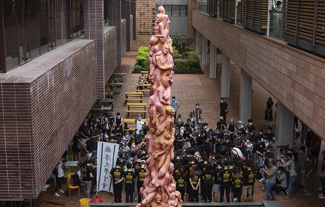 Одамлар Гонконг университетининг Тяньаньмэнь майдонидаги 1989 йилги қатағон қурбонлари хотирасига бағишланган ёдгорликка қарамоқда.