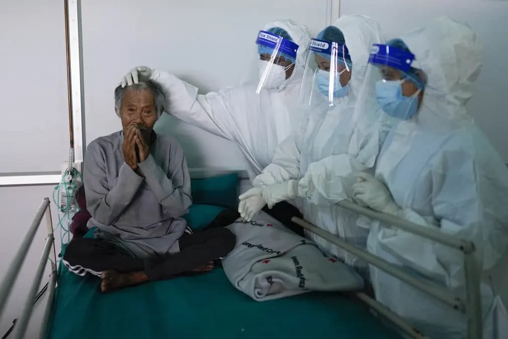 Katmandudagi shifoxonada 74 yoshli Kayla Tamangga koronavirusdan davolanishga yordam bergan tibbiyot xodimlariga rahmat aytmoqda.