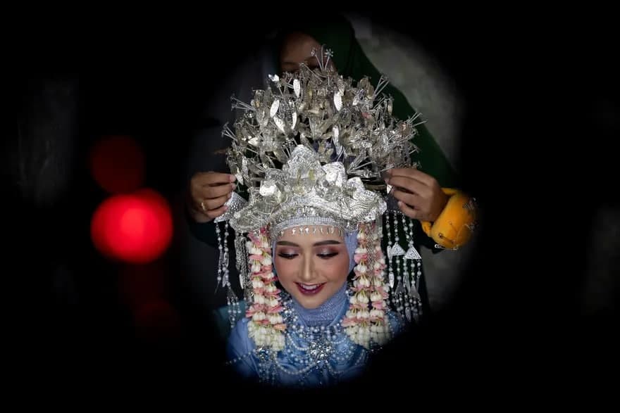 Indoneziyadagi Yes Wedding Expo ko‘rgazmasi vaqtida parda ortida tayyorlanayotgan model.