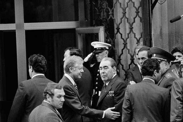 Jimmi Karter va Leonid Brejnev (markazda)
