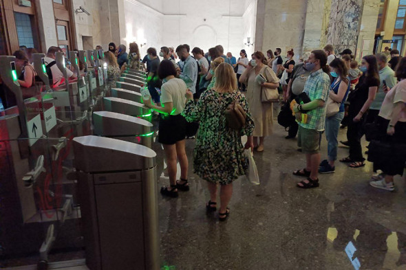 Шаҳардаги «Ясенево» метро бекатига ўтиш жойини сув босди