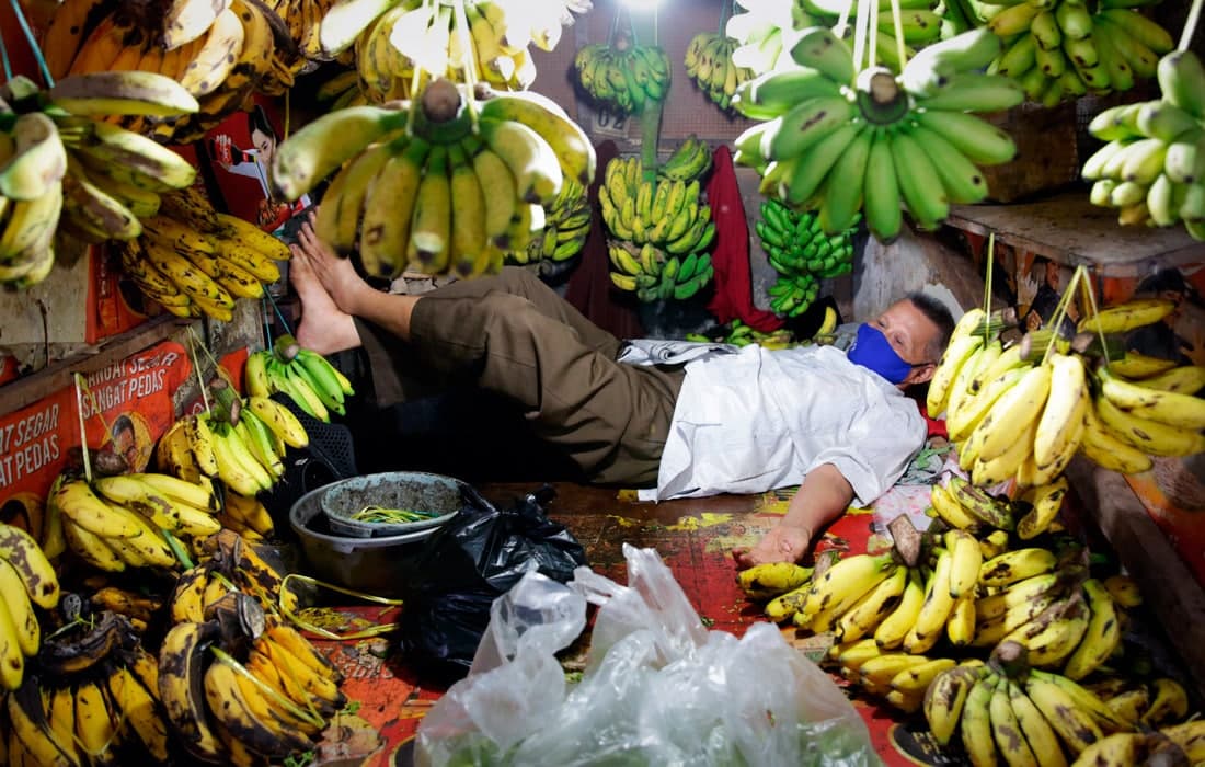 Индонезиянинг Жакарта шаҳри бозоридаги банан сотувчиси. Жаҳонда озиқ-овқат маҳсулотлари сўнгги 10 йил ичида рекорд даражага кўтарилди.