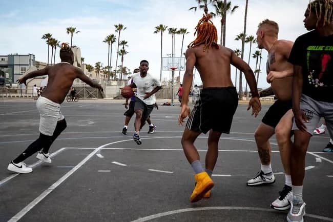 Venis-Bich plyajidagi basketbolchilar. Los-Anjeles, Kaliforniya.