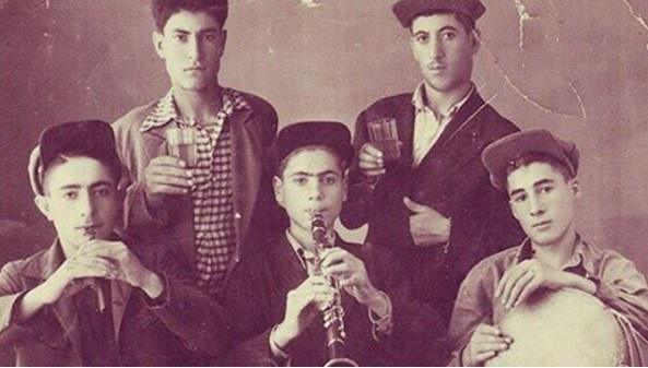 Arman xalq cholg‘ulari ansambli. 1944-yil (markazda 16 yoshli Jivan Gasparyan)