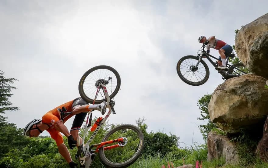 Нидерландиялик Матье ван дер Пул Токио—2020 доирасидаги тоғ велопойгаси мусобақасида йиқилиб тушди.