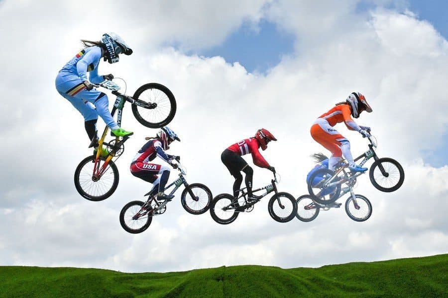 Tokio-2020 Olimpiya o‘yinlarining yettinchi kunida BMX musobaqasining chorak finalidagi poygada “parvoz qilayotgan” velosipedchi ayollar.