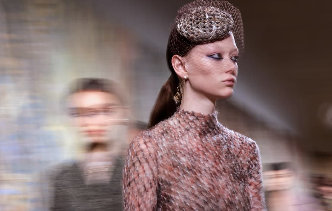 Parijdagi moda haftaligida Dior kolleksiyasi namoyish etilmoqda.