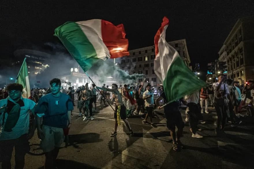 Futbol bo‘yicha Italiya terma jamoasining muxlislari Yevro-2020 finalida Angliyaga qarshi o‘yindagi g‘alabadan keyin Rimda bayram qilmoqda.