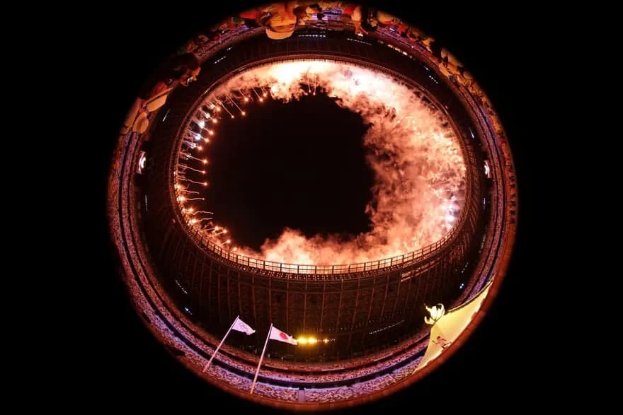 Yaponiyada Olimpiada o‘yinlari ochilish marosimida stadionda uyushtirilgan mushakbozlik.