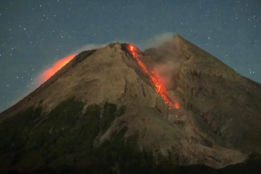 Indoneziyaning eng faol vulqoni Merapidan oqib tushayotgan lava.