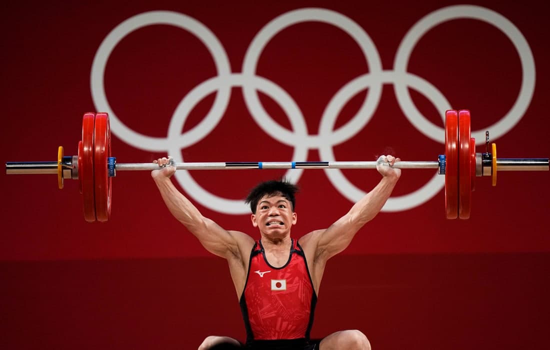 Olimpiadada og‘ir atletika bo‘yicha erkaklar o‘rtasida 61 kilogramm vazn toifasidagi bahslarda qatnashayotgan yaponiyalik sportchi Yoichi Itokazu.
