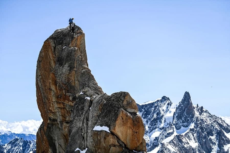 Chamonix Guides Company аъзолари Mont Blan тоғи яқинидаги Франция ва Италия ўртасида жойлашган чўққини забт қилмоқда.