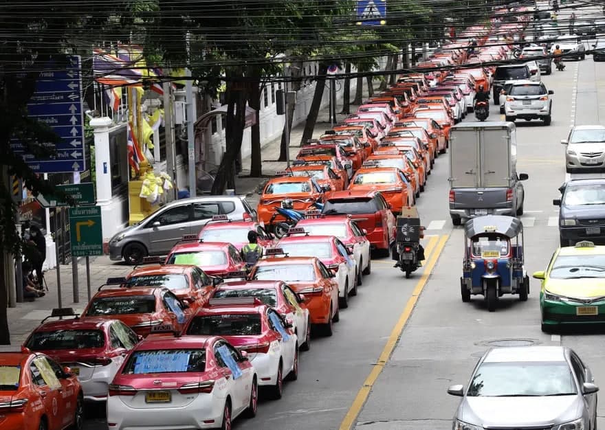 Bangkokda taksichilar Moliya departamenti oldida norozilik bildirmoqda va hukumatni COVID-19 cheklovlari davrida haydovchilarga yordam berishga chaqirmoqda.