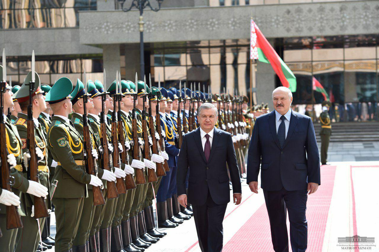Prezident Shavkat Mirziyoyev Belarus prezidenti Aleksandr Lukashenko hamrohligida Minsk shahridagi Mustaqillik saroyiga kirib kelmoqda. 2019-yil 1-avgust.