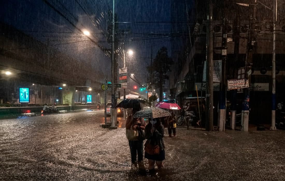 Ing Fa tayfuni Filippinning Manila shahrida kuchli toshqinlarni keltirib chiqarmoqda.