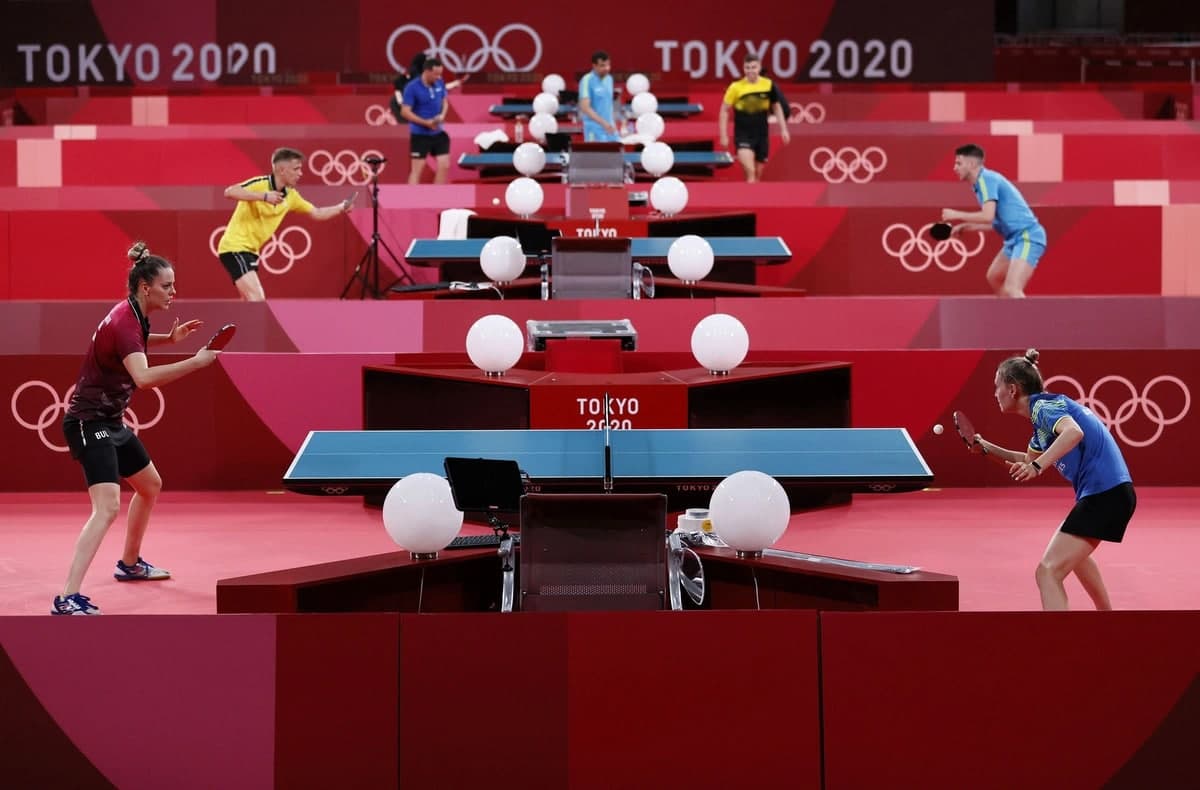 Токиодаги Metropolitan гимназиясида Олимпия ўйинлари олдидан машғулот ўтказаётган стол тенниси ўйинчилари.