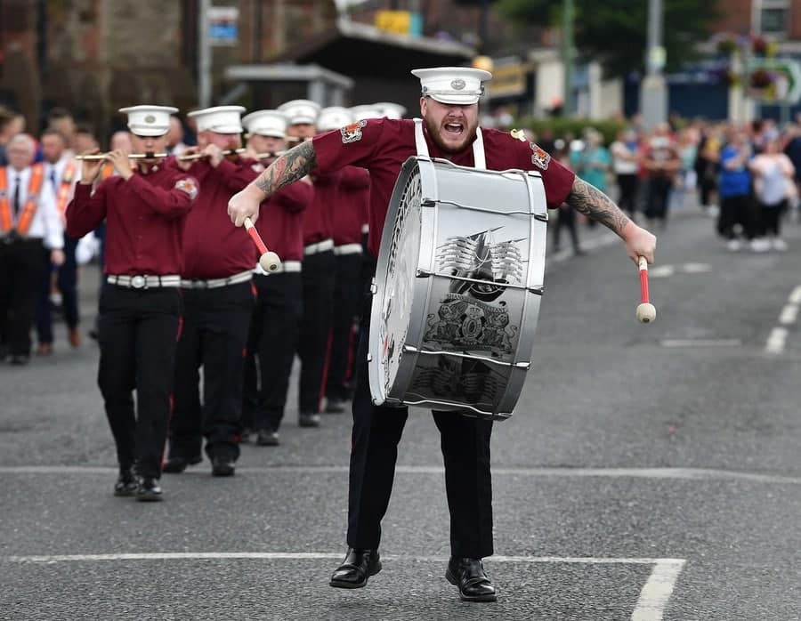 Shankill Protestant Flute гуруҳи барабанчиси Шимолий Ирландиянинг Бельфаст шаҳрида ҳар йили ўтказиладиган 12 июль маршида қатнашмоқда.
