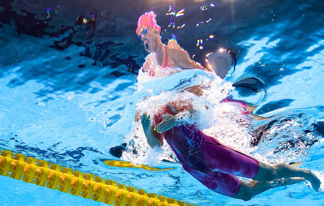 Rossiyalik suzuvchi Yuliya Efimova Olimpiya o‘yinlarining yarim finalida 100 metrga brass usulida suzish paytida.