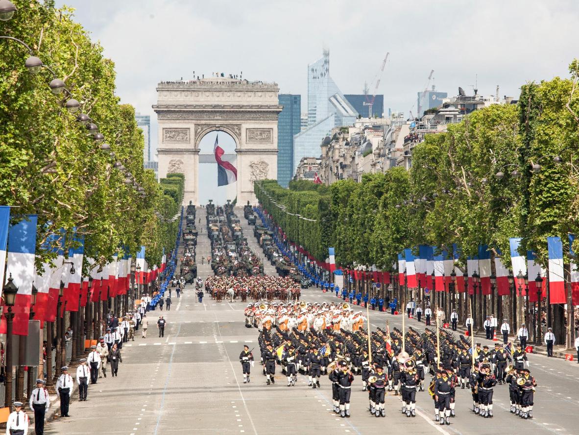 14 июль Бастилия ишғол этилган кун муносабати билан уюштирилган ҳарбий парад Париж кўчаларида