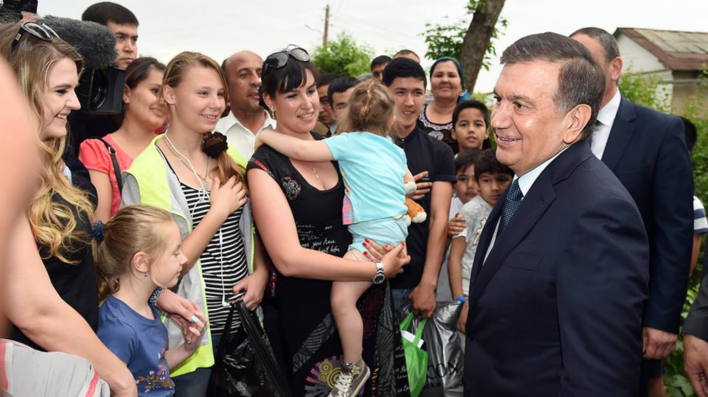 Shavkat Mirziyoyev Toshkent shahrining Yashnobod tumani aholisi bilan muloqot qilmoqda. 2017-yil 6-may.