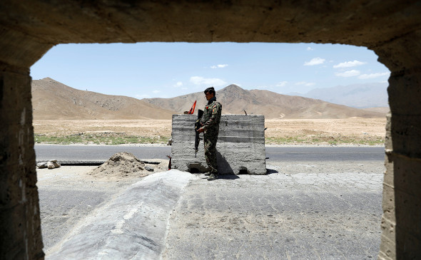 Amerika harbiylari chiqib ketgandan so‘ng AQSh aviabazasi yaqinida turgan afg‘on askari