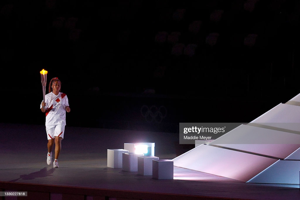 Tadbir so‘ngida Olimpiya mash’alasi yondirildi. Bu tarixiy harakat yaponiyalik tennischi Naomi Osakaga ishonib topshirildi