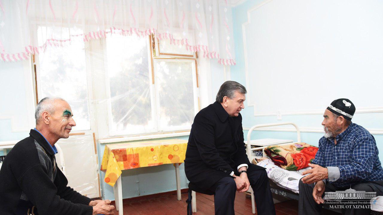 Shavkat Mirziyoyev Yangiyo‘l shahriga uyushtirgan tashrifi davomida tibbiyot birlashmasining ko‘z kasalliklari bo‘limida bemorlar bilan suhbatlashmoqda. 2018-yil 6-yanvar.