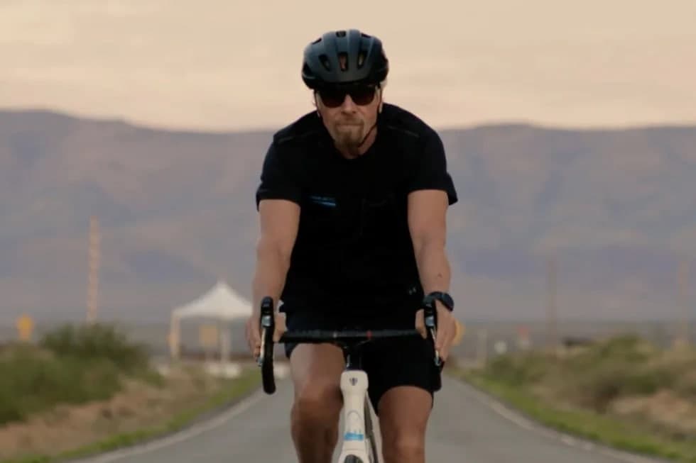 Richard Brenson “Amerika” kosmoportiga velosipedda yo‘l oldi.