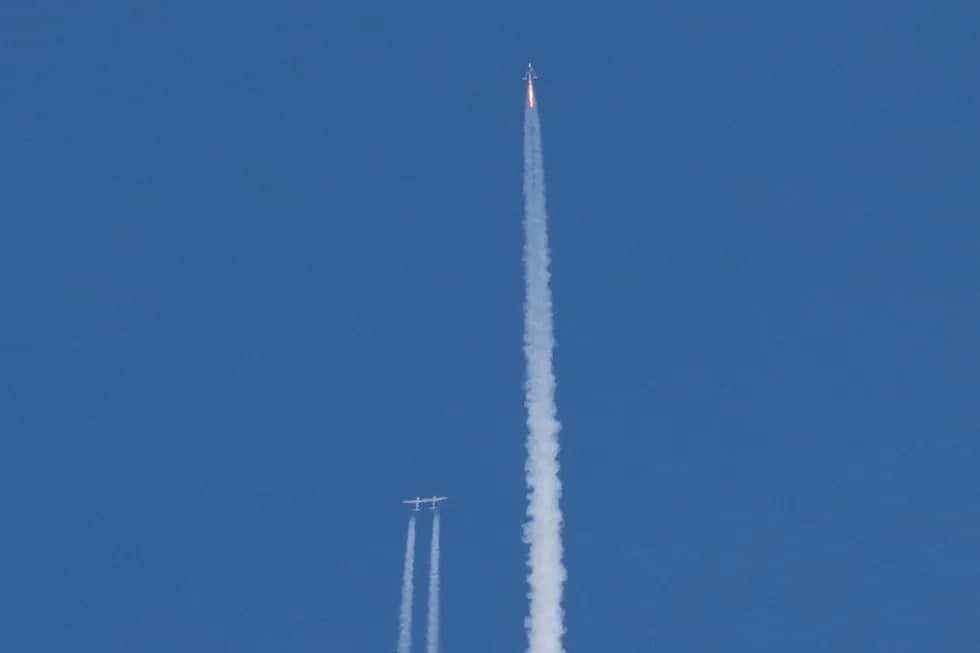 VSS Unity raketoplani VMS Eve tashuvchi samolyotidan ajralib, o‘z dvigatelini ishga tushirdi va koinot chegarasi tomon yo‘l oldi.