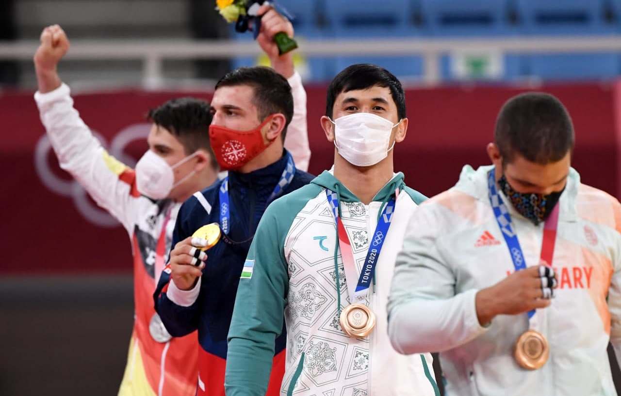 Tokio—2020 bronza medaliga ega chiqqan o‘zbekistonlik dzyudochi Davlat Bobonov (o‘ngdan ikkinchi)