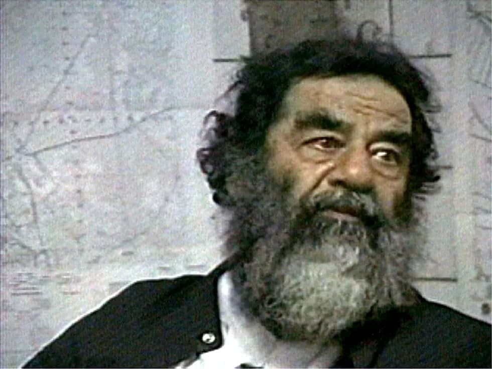 2003-yil 14-dekabr. Koalitsiya kuchlari Bag‘dodga kirganidan sakkiz oy o‘tgach Tikrit yaqinida Saddam Husayn qo‘lga olingan. Eski-tuski kiyimda, soch-soqollari o‘sgan Iroq sobiq prezidentini bir qaraganda tanish qiyin bo‘lgan. Husayn insoniyatga qarshi ko‘plab jinoyatlarda, shialar va kurdlarni qirg‘in qilishda, shuningdek, 1990-yilda Kuvaytga qilingan hujumda ayblangan. Hibsga olingan Husayn va uning hukumati a’zolari ishini ko‘rib chiqqan tribunal 2005-yilda Iroqning sobiq prezidentiga o‘lim jazosini tayinladi. Aybini tan olmagan Husayn 2006-yil 30-dekabrda qatl etilgan. U osib o‘ldirilgan.