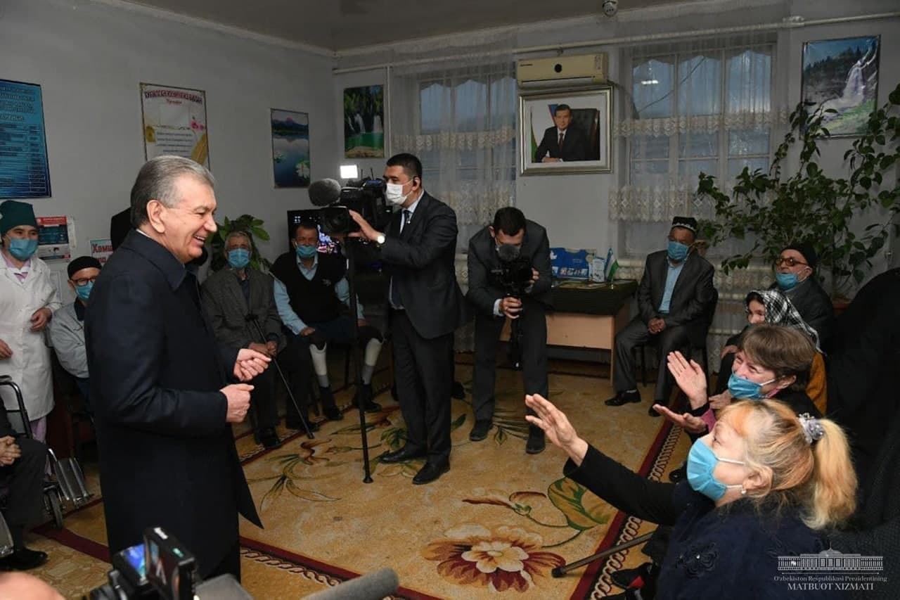 Shavkat Mirziyoyev Namangan shahridagi “Saxovat” uyida u yerdagi keksalar bilan suhbat qurmoqda. 2021-yil 19-fevral.